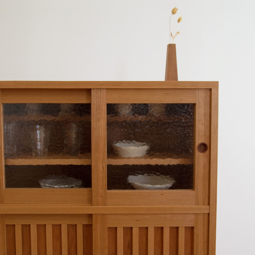 昭和を感じさせるレトロなデザイン　食器棚