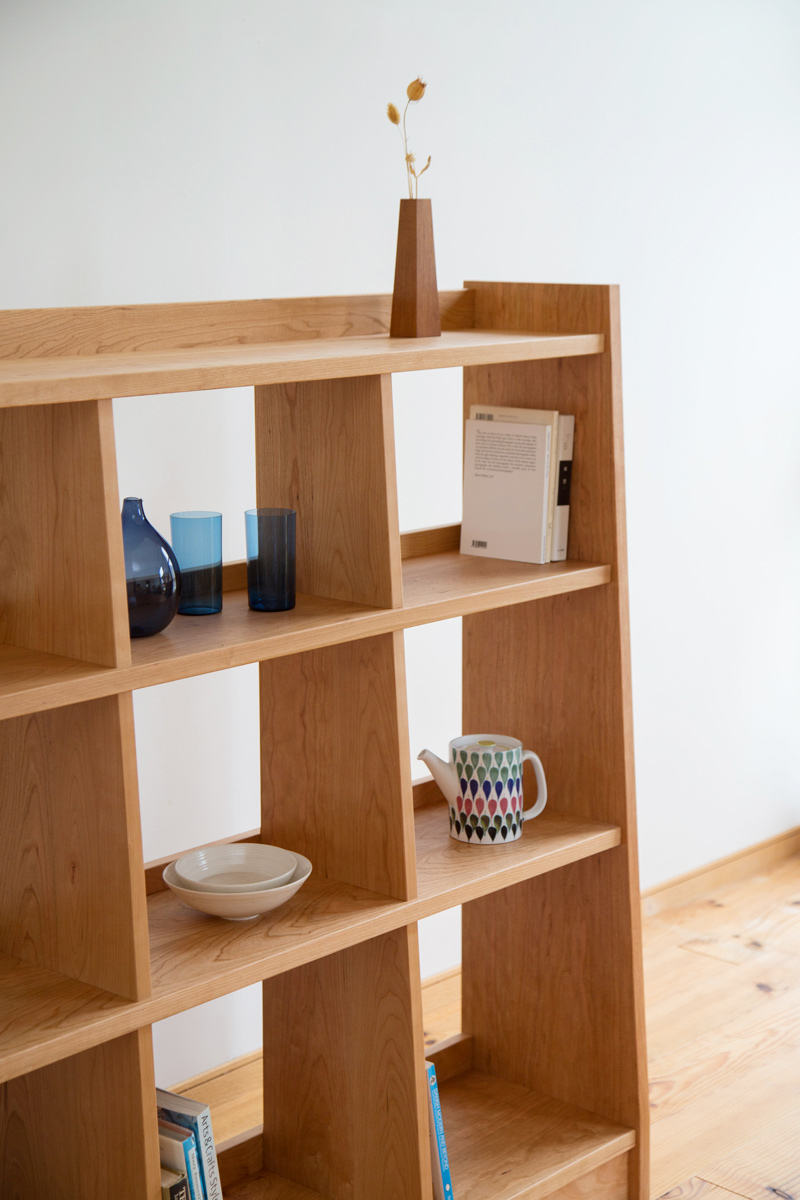 オーダーメイドの家具　背の低い本棚　チェリー無垢材