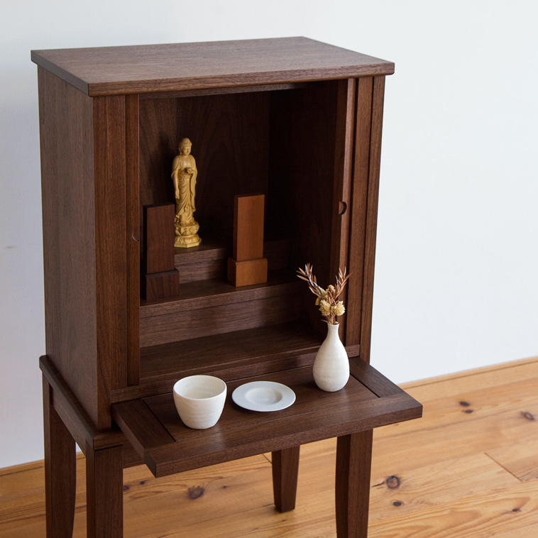 モダンなデザイン　ウォールナットの手作り仏壇　シンプル