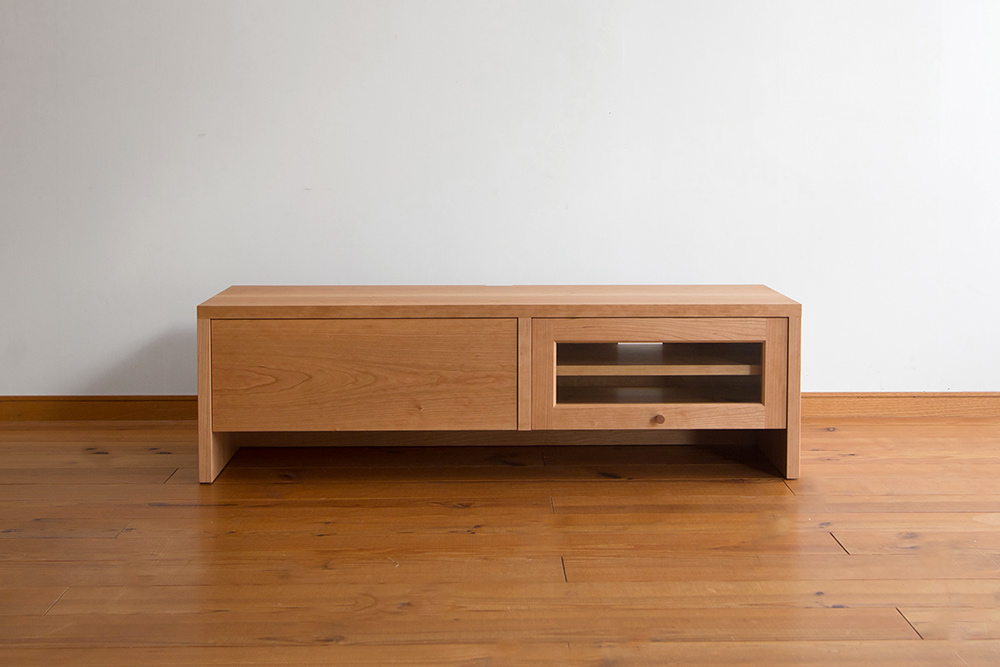 ����35cm�̒�߂̃e���r��@�u���b�N�`�F���[