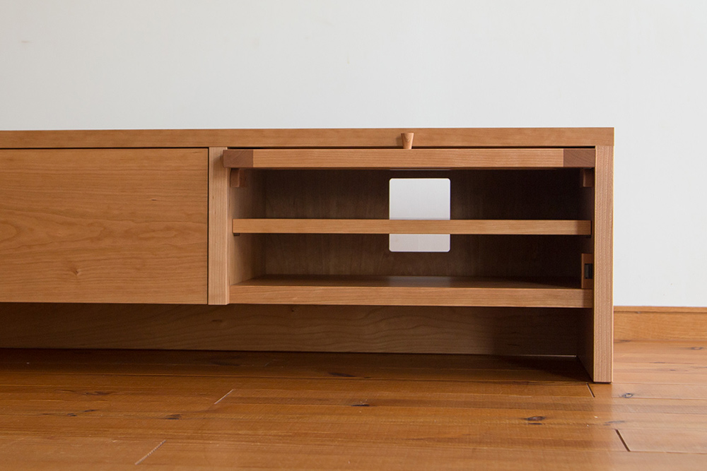 ���{���@�Ƌ�H�[�ō�������C�̖؂̃e���r�{�[�h