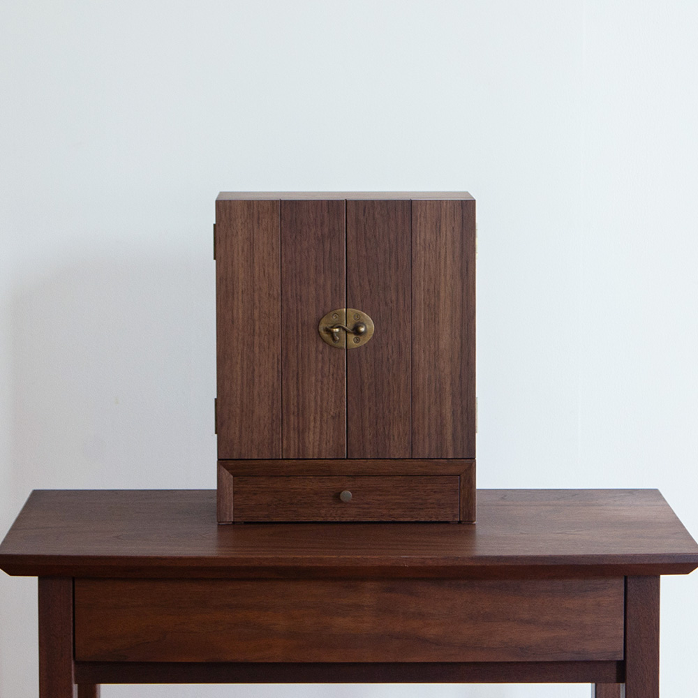 �Ƌ�̏�ɒu���鏬���ȕ��d�@�~�q