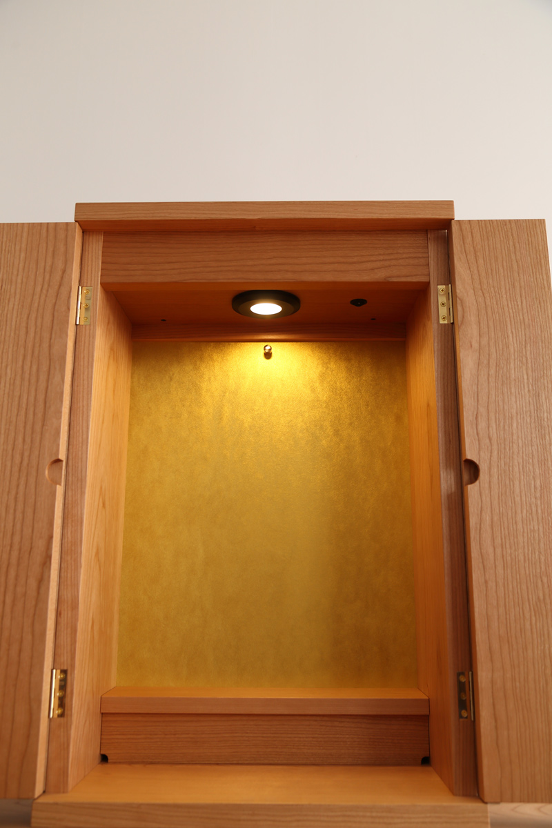 仏壇内部　天井照明と、背板の金紙貼りの様子