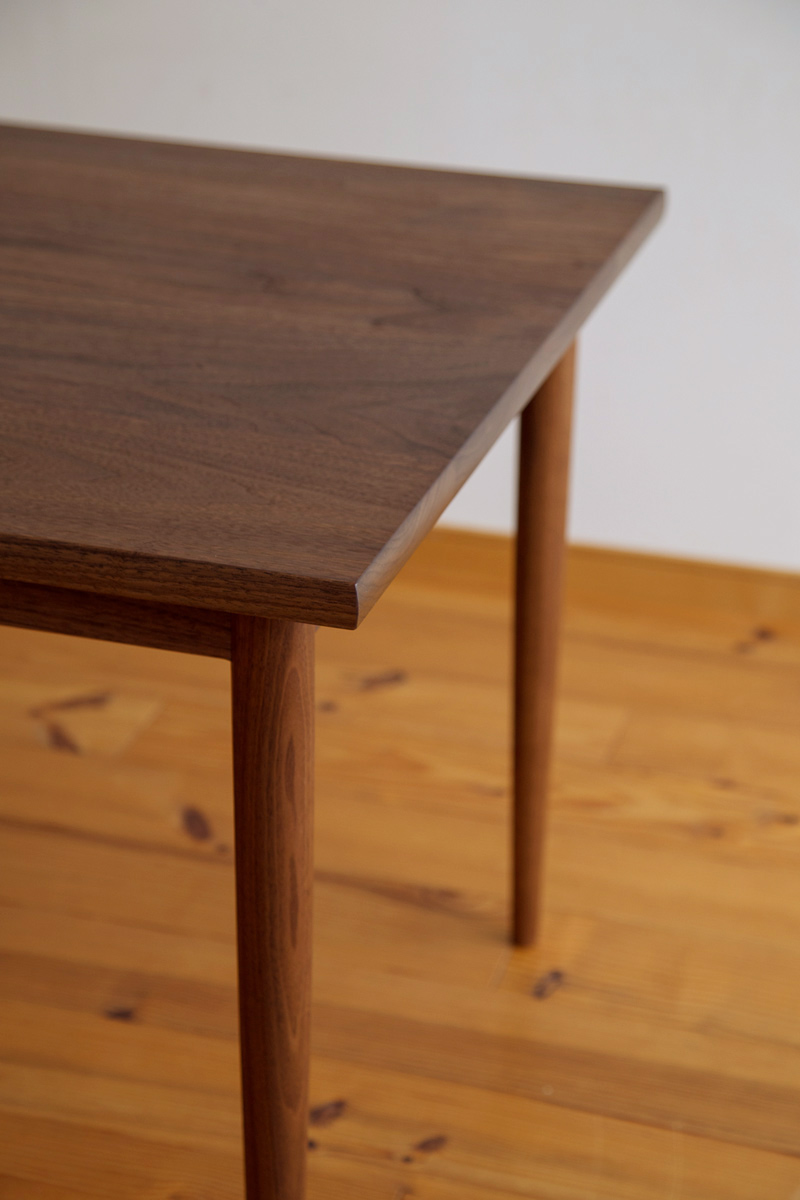 北欧スタイル　ウォールナット無垢材のダイニングテーブル　幅140cm