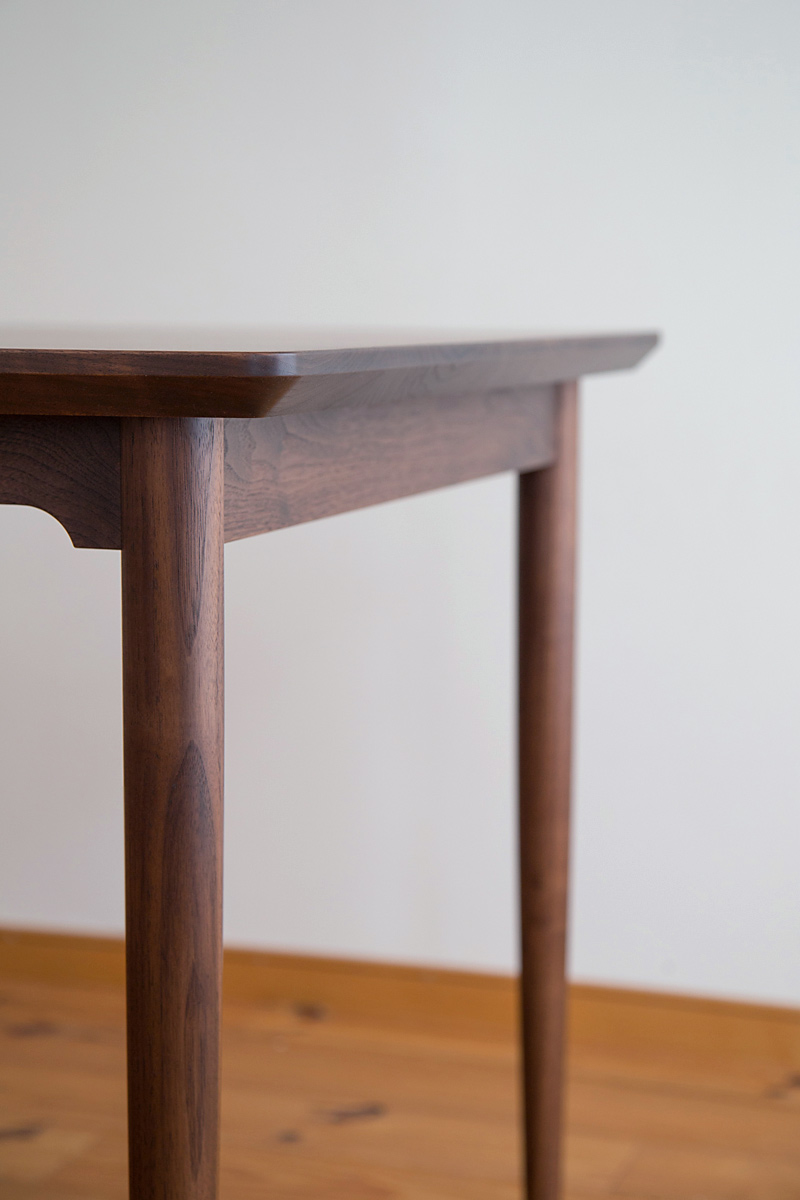 スッキリしたデザインのダイニングテーブル　ウォールナット無垢材