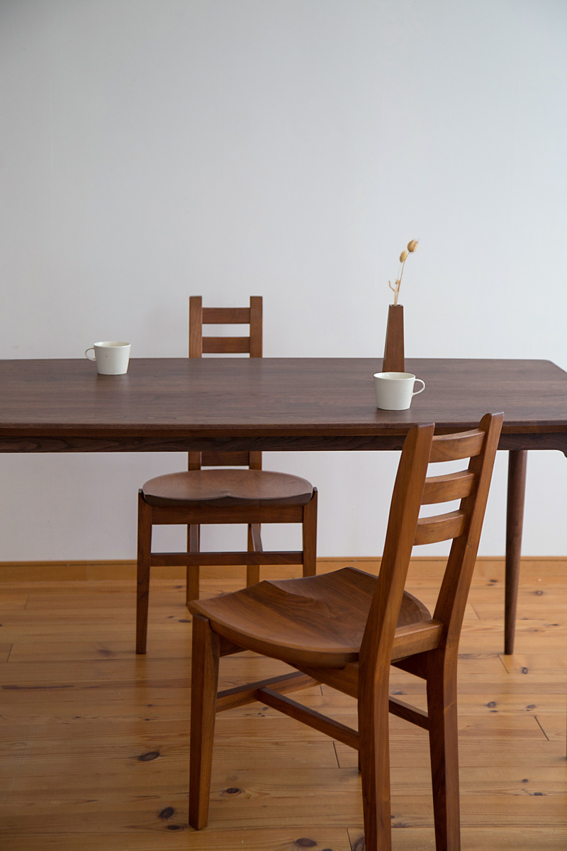北欧家具　ウォールナットのダイニングテーブル　シンプル