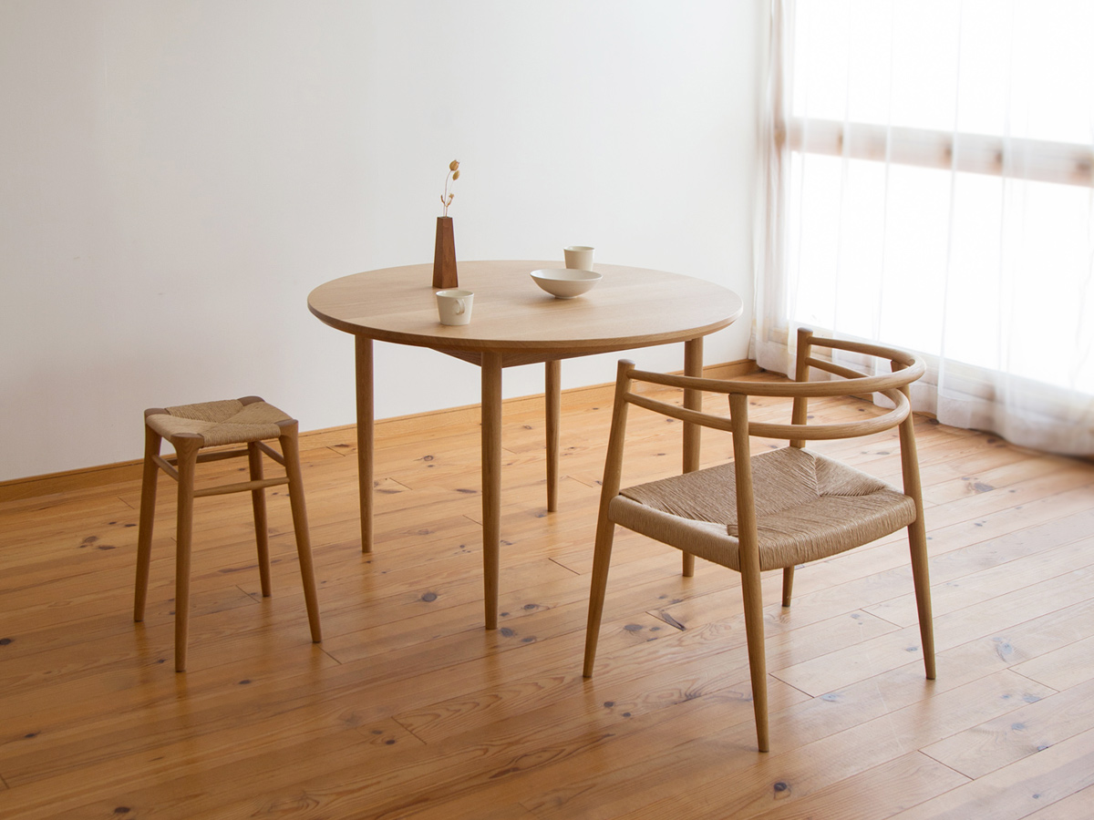 シンプルなデザインの丸テーブル　北欧テイスト