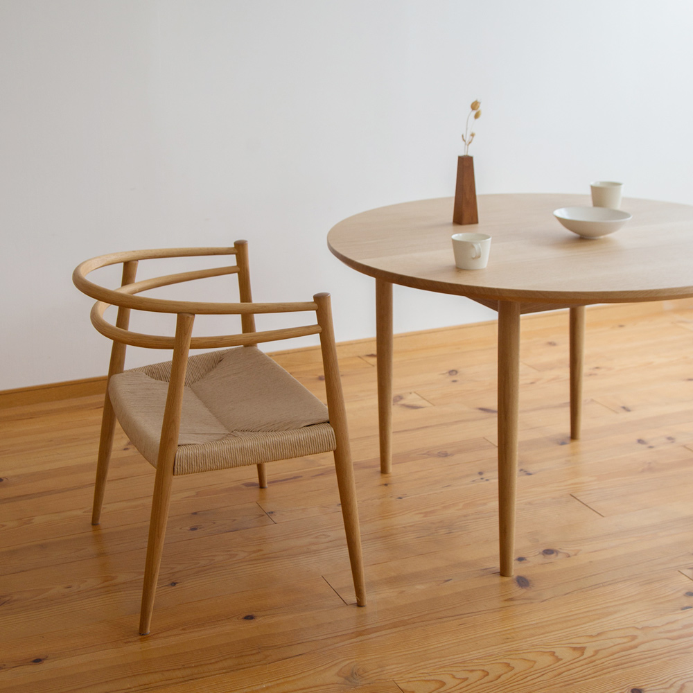 北欧風のシンプルな丸テーブル　ナラのオイルフィニッシュ