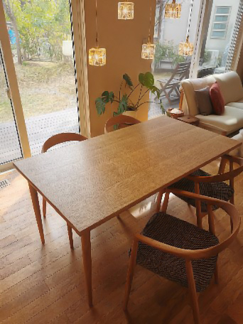ナラ無垢材のダイニングテーブル　柾目板　オイルフィニッシュ