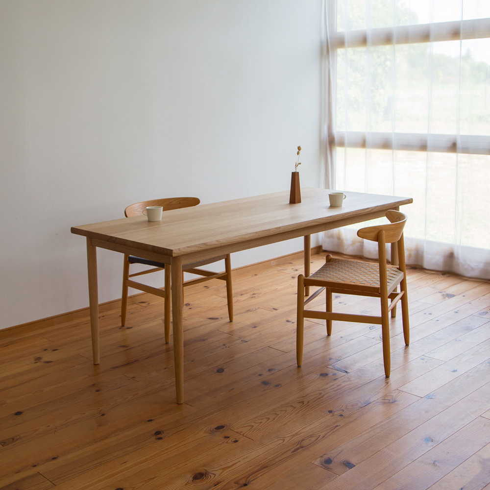 オーダー家具　国産のナラ材で作ったシンプルなダイニングテーブル