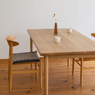 北欧スタイルのシンプルなダイニングテーブル　ナラ材