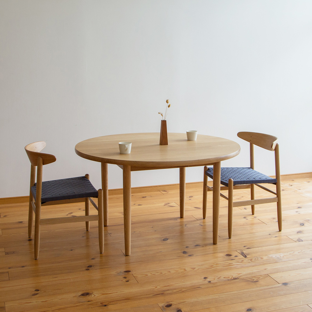 直径120cmの丸テーブル　国産のナラ材　オイルフィニッシュ