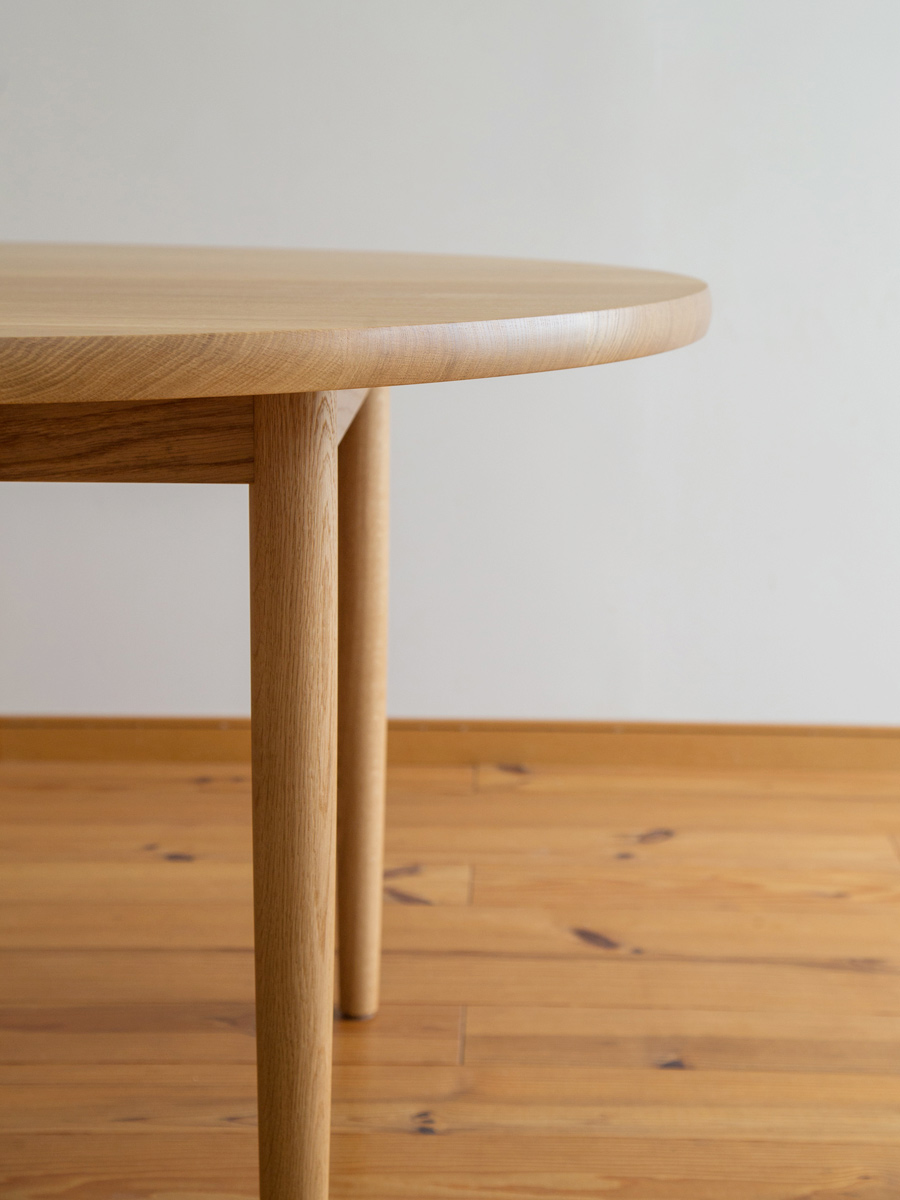 特注家具　北海道産のナラ材で作った丸テーブル
