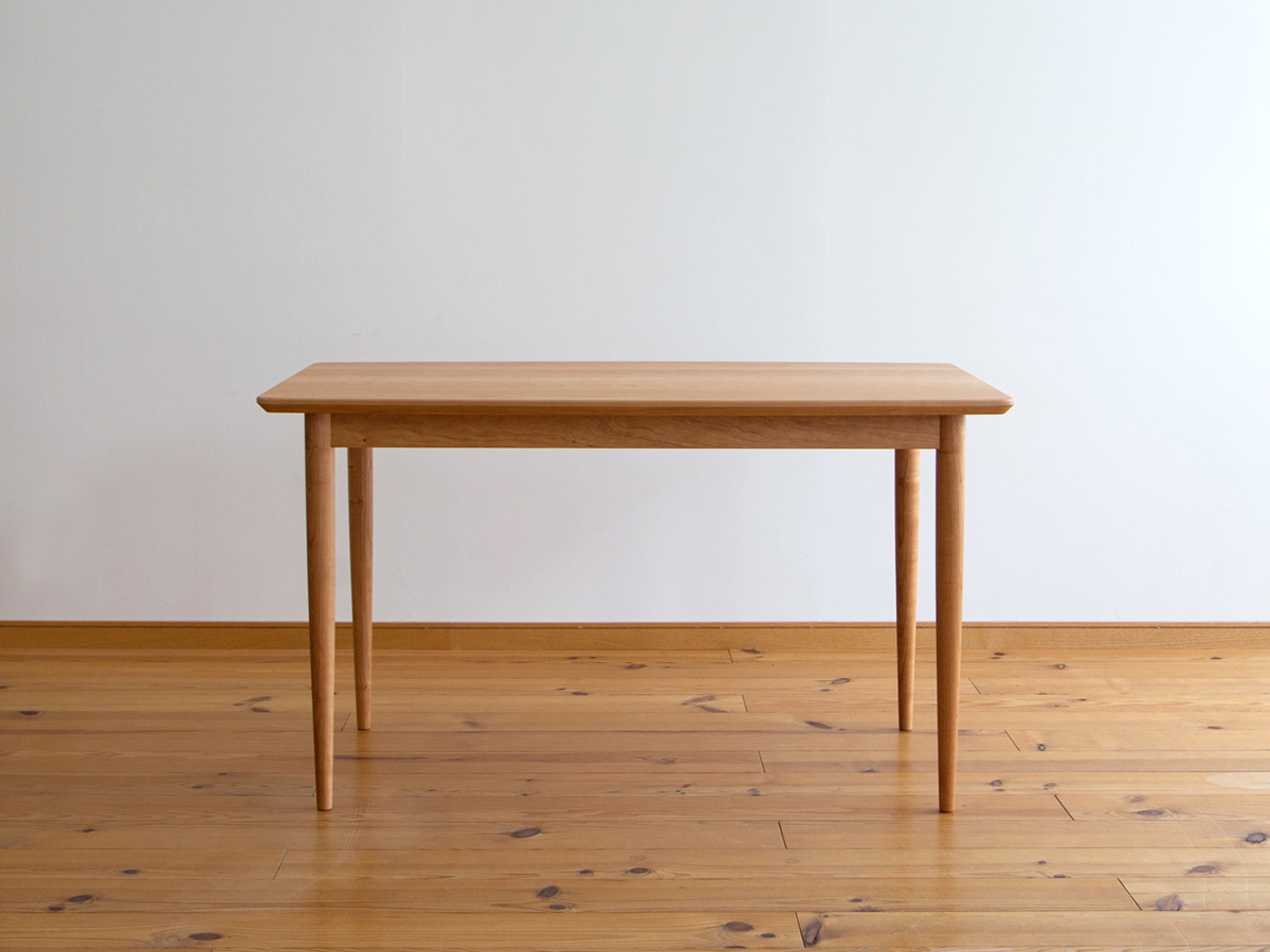 特注家具　シンプルでスッキリとしたデザインのダイニングテーブル　チェリー無垢材
