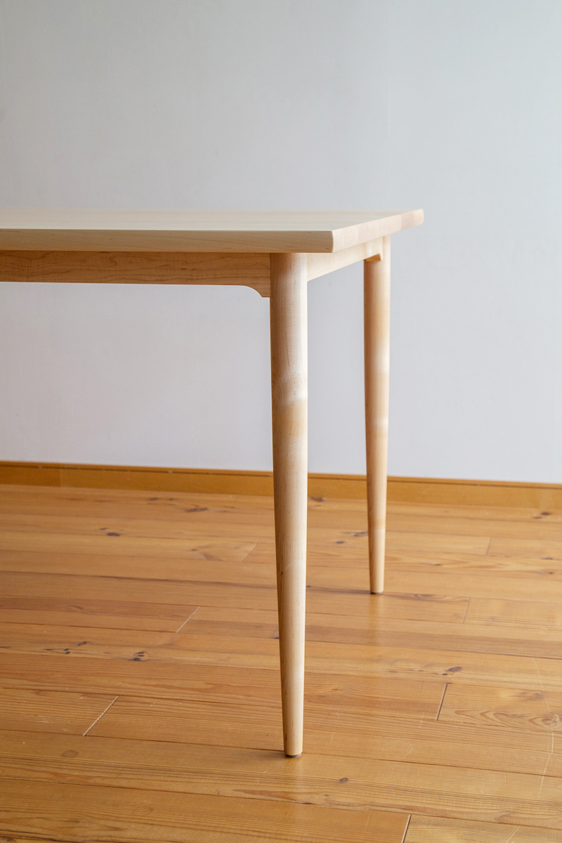 家具工房　細い丸足のダイニングテーブル　オーダー家具