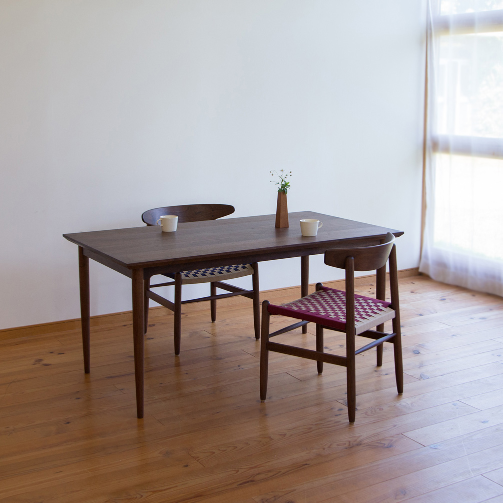 ウォールナット無垢材のシンプルなダイニングテーブル　140cm