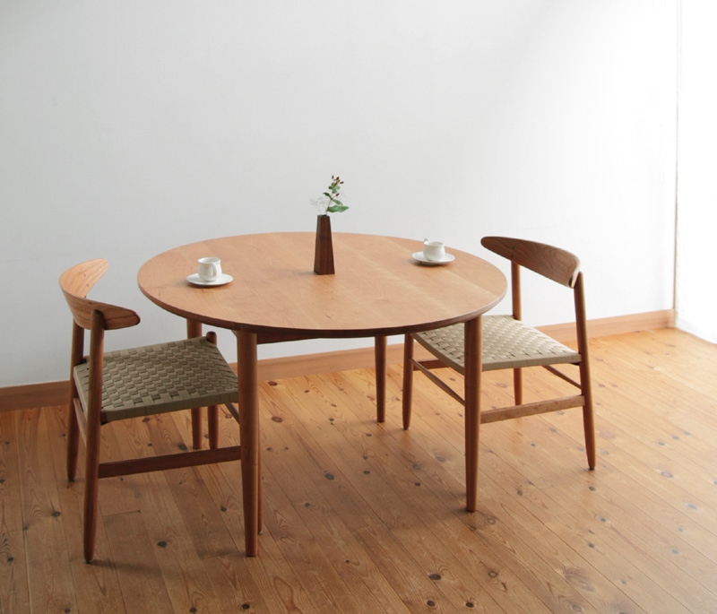 ラウンドテーブル5248　すっきりとしたデザインの丸テーブル