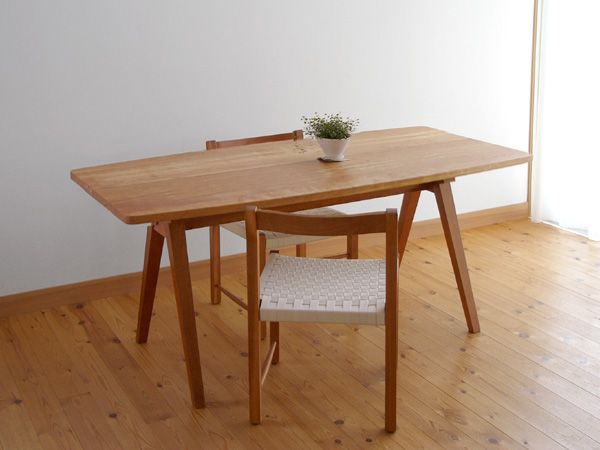 個性的なデザインのダイニングテーブル　無垢材